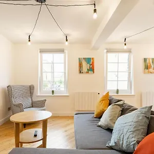 Apartment Central, Bright 2 Bed Flat - Pool & Sauna, Edinburgh